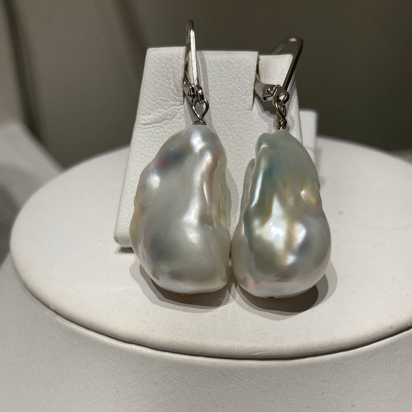 EARRING .925 MED. SIZE BAROQUE PEARL L/B  (SHOWROOM)